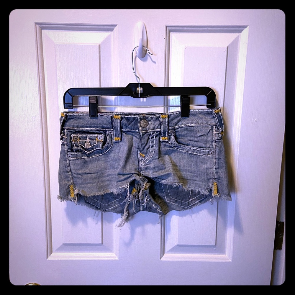 True Religion shorts RN#112790, CA#57414. Size 26